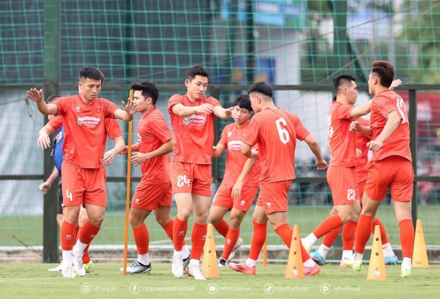 hlv-kim-chot-ds-dt-viet-nam-5-cau-thu-vang-mat-truoc-ngay-sang-malaysia