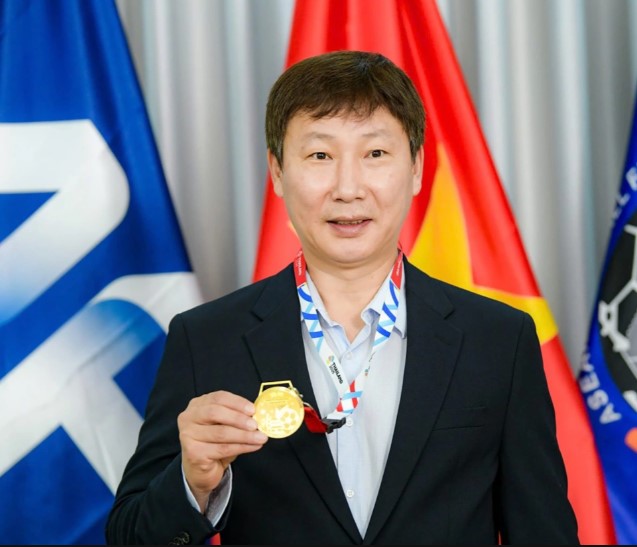 pnj-choi-lon-tang-hlv-kim-sang-sik-huy-chuong-bang-vang-that-tri-gia-nua-ty-dong